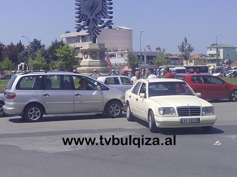 Aksidentohen dy automjete tek sheshi “Shqiponja”