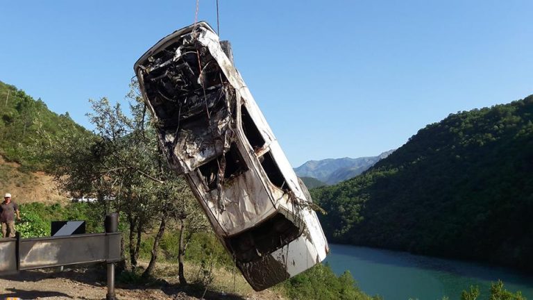 Shkopet, nxirret makina e dytë nga ujërat e liqenit