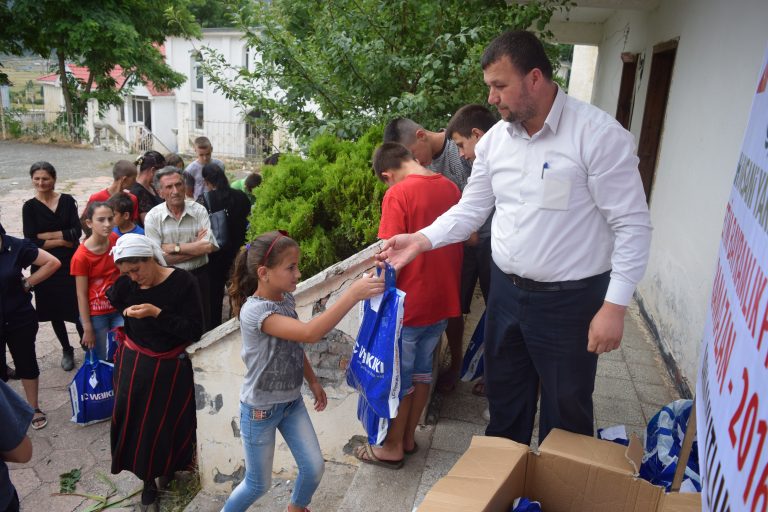 Bulqizë, fondacioni “Mirësia” shpërndan 50 pako me ndihma për jetimët (FOTO)