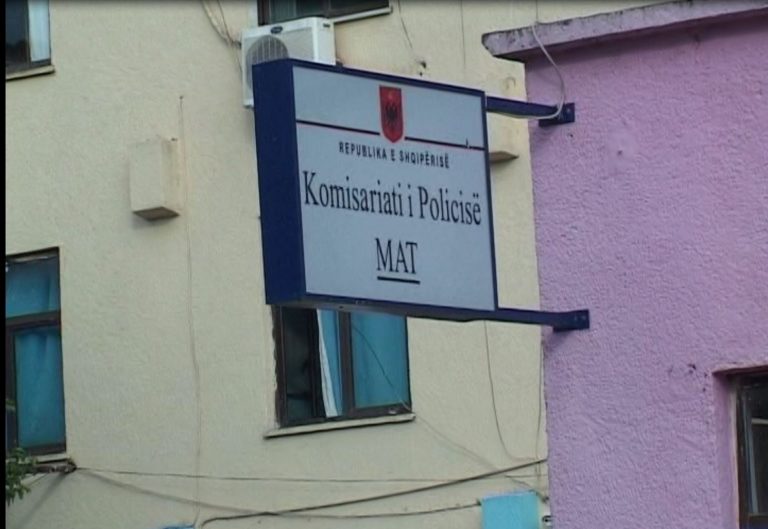 Dhunuan zyrtarin e Kadastrës në Mat pasi nuk u regjistroi pronën, procedohen babë e bir, shpallet në kërkim një 21-vjeçar