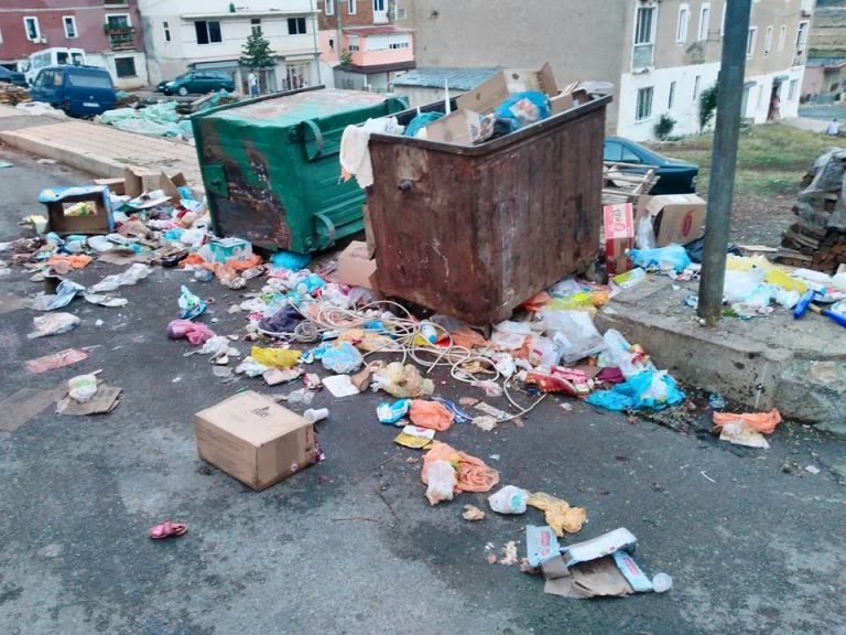 Bulqiza e “pushtuar” nga mbeturinat