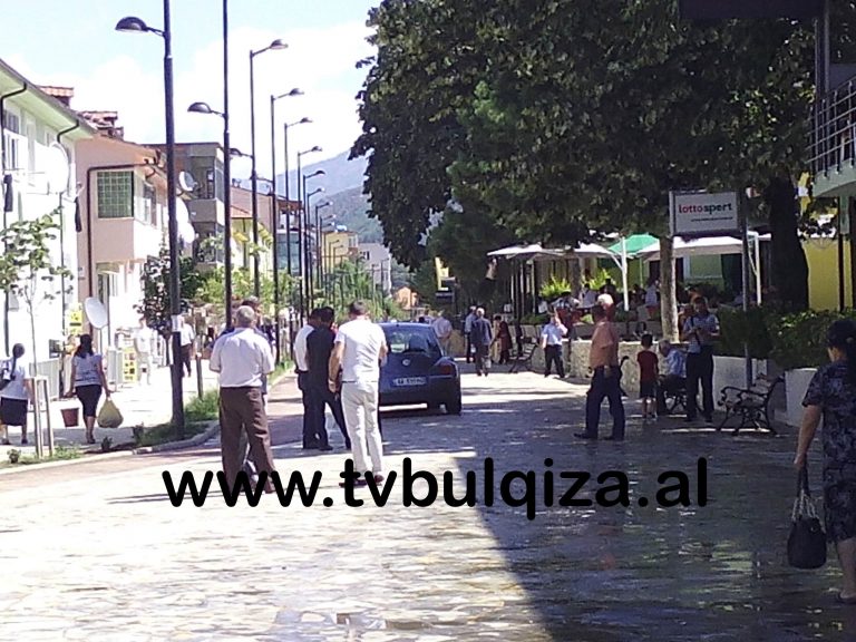 FOTOLAJM/ Bulqizë, makinat përshkojnë në mes të ditës pedonalen