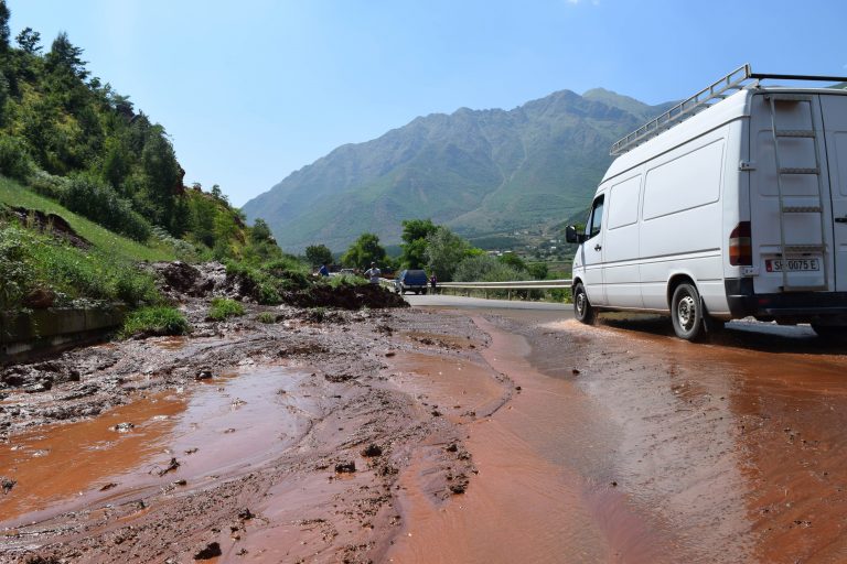 Rrëshqitja e dherave bllokon rrugën nacionale Tiranë-Peshkopi (FOTO+VIDEO)