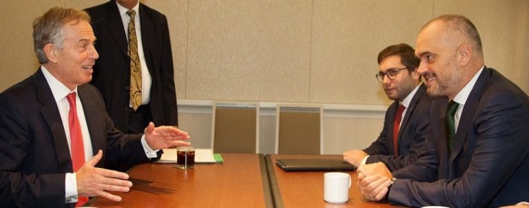 Tony Blair me helikopter në Himarë, pritet nga Rama