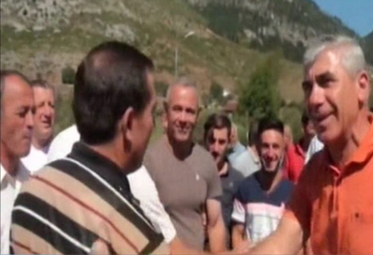 Takime te kandidatit te djathte per bashkine Diber ne zonen e Lures
