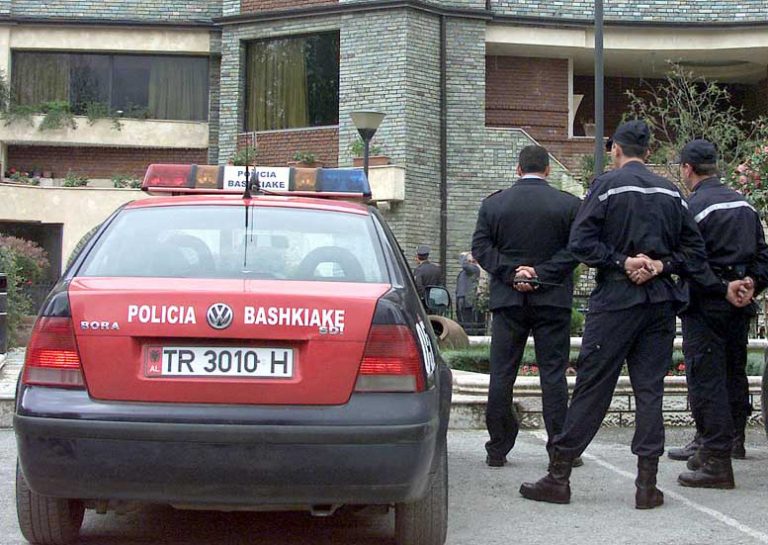 Plas grushti te “Medreseja” në Tiranë, tregtarët rrihen me policinë bashkiake (VIDEO)