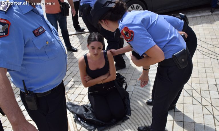 Foto e maturantes ndez debatin në Kuvend mes Ramës dhe Topallit