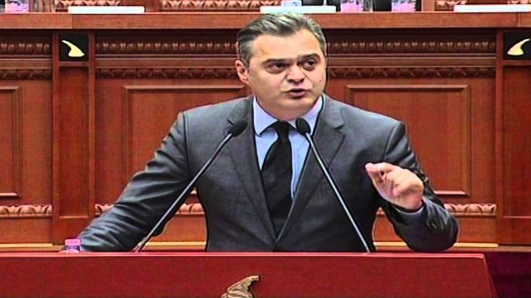 Blushi ironizon: Në qiellin e Dibrës shndrin tre yje, Deliri, Saliri dhe Iliri