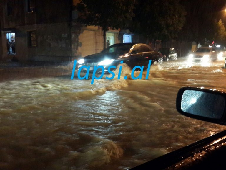 Durrës, rrugët pushtohen nga uji
