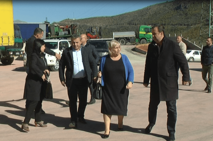 Ministrja e ekonomisë Milva Ekonomi viziton një investim ne Bulqize