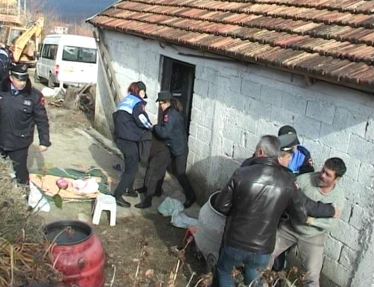Konflikti për rrugën, përplasje me permbaruesin dhe policinë