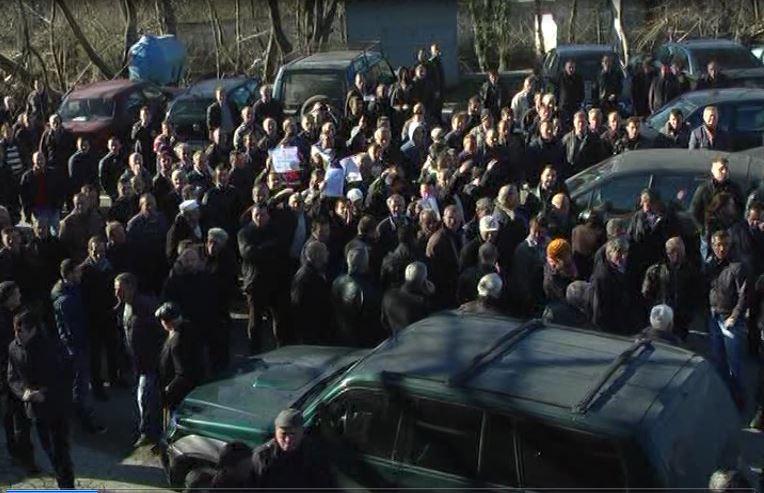 KLOS BANORËT NE PROTESTE KUNDËR NDËRTIMIT TE HECE-VE