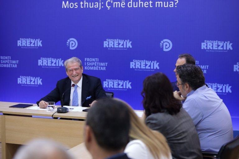 “Sistemi po shkatërrohet para syve tuaj”- Sali Berisha thirrje mjekëve dhe infermierëve të ngrihen në protesta