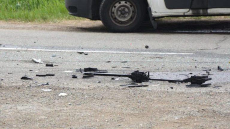22-vjeçari humb kontrollin e mjetit dhe përplaset me barrierën, humb jetën pasagjeri
