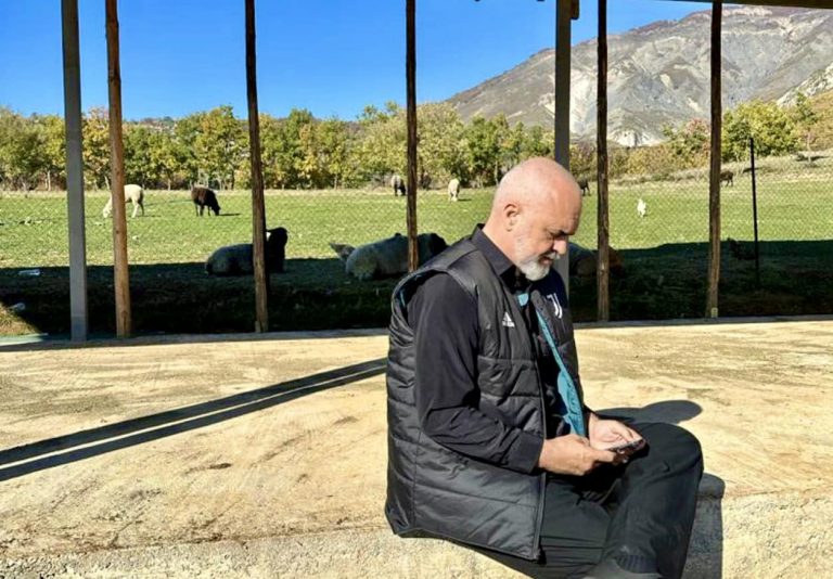 Rama poston foto nga Dibra dhe akuzon opozitën: Duken frytet e një pune plot mund mbi djerrinën që la pas e Djathta e Rublave