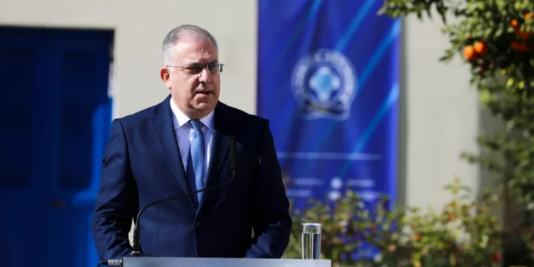 “Kërkoj mobilizim maksimal të policisë shqiptare”, ministri grek telefonon Çuçin: Të gjendet përdhunuesi që u arratis në atdhe