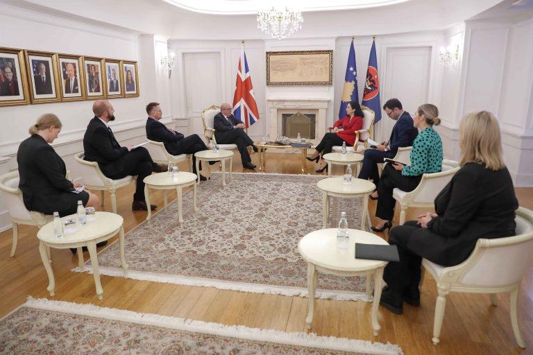 Presidentja e Kosovës takohet me të dërguarin e Britanisë: Jemi të përkushtuar për paqe dhe siguri