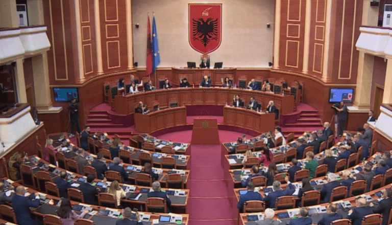 Si u votua ligji për hapjen e dosjeve nga 1944 deri në 1991/ VOA: Shumica socialiste veproi me shpejtësi, grupi i Alibeaj shfrytëzoi mundësinë për…