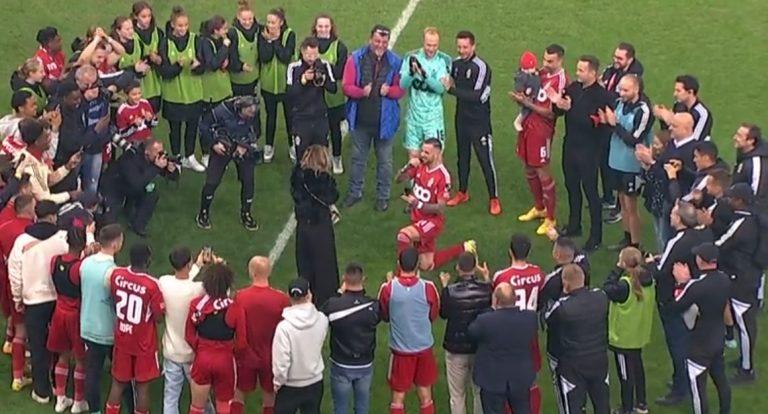 VIDEO – Moment i paharrueshëm në fushën e blertë, mesfushori i propozon për martesë të dashurës së tij