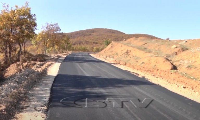 VIDEO – Asfaltimi i rrugës së Ostrenit, banorët: Është si të bësh dush, pa patur ujë