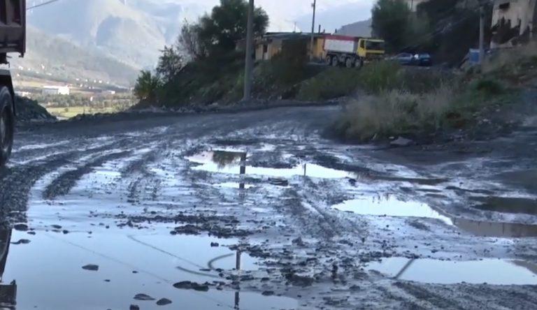 VIDEO – Rruga e Minierave të Bulqizës në gjendje të mjerueshme, jashtë çdo standardi
