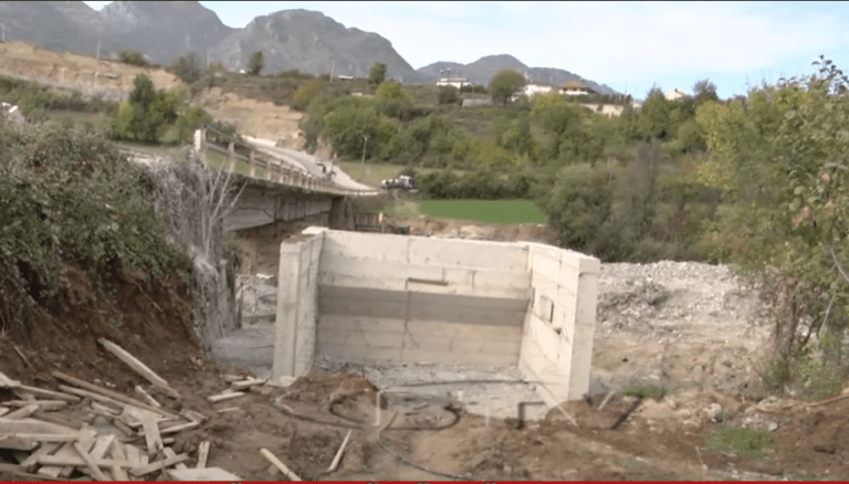 VIDEO – Më në fund zgjidhet problemi, nis ndërtimi i urës së re të fshatit Fshat