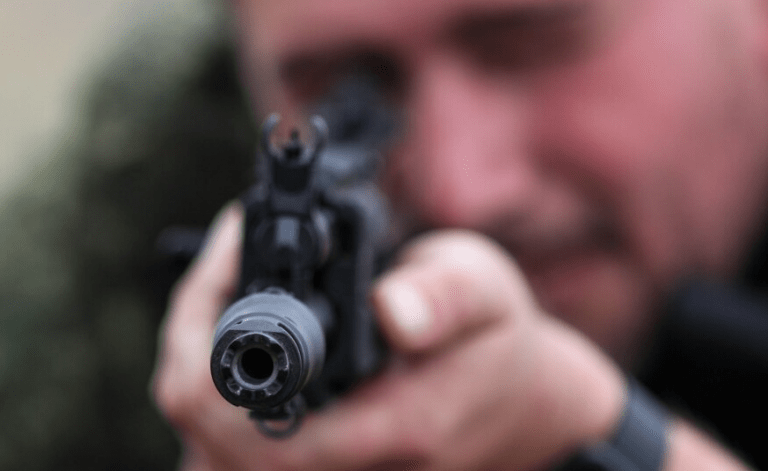 Puka tronditet nga të shtënat e armëve të zjarrit, kryebashkiaku akuza opozitës: Kanë kërcënuar mbështetës të PS