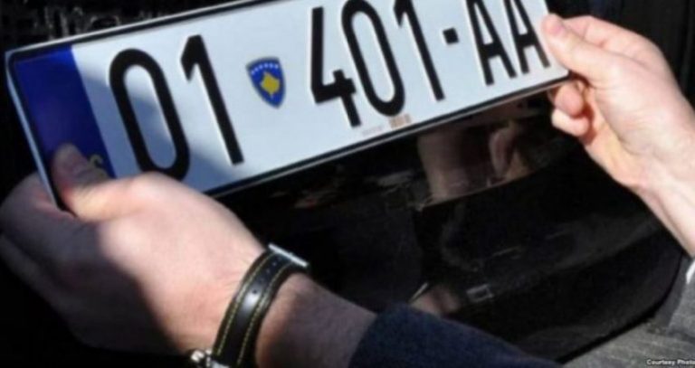 Qortim e pastaj gjobë, nga nesër hyn në fuqi vendimi i ri qeverisë së Kosovës për targat ilegale