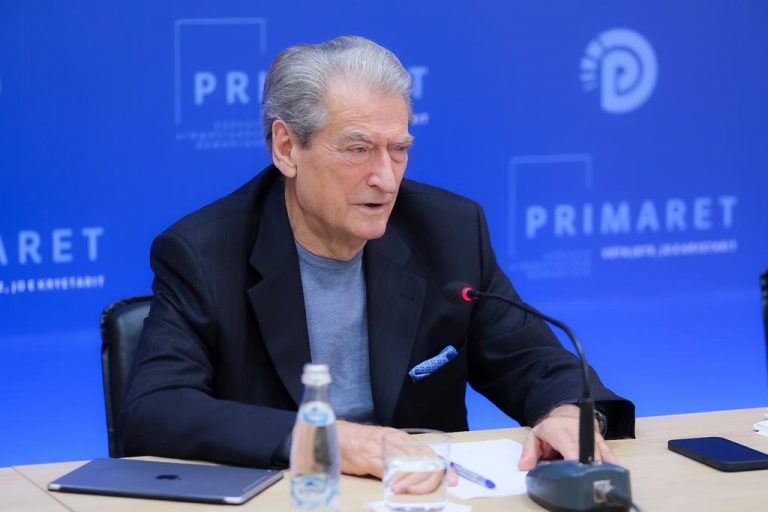 Sali Berisha paralajmëron Vuçiç: “Shqiptarët do reagojnë si komb i vetëm”