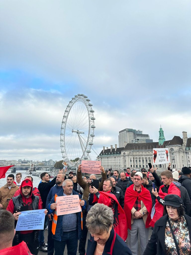 Shqipëtarët protestë në Londër: “Nuk jemi kriminel”, “Nuk jemi pushtues”…