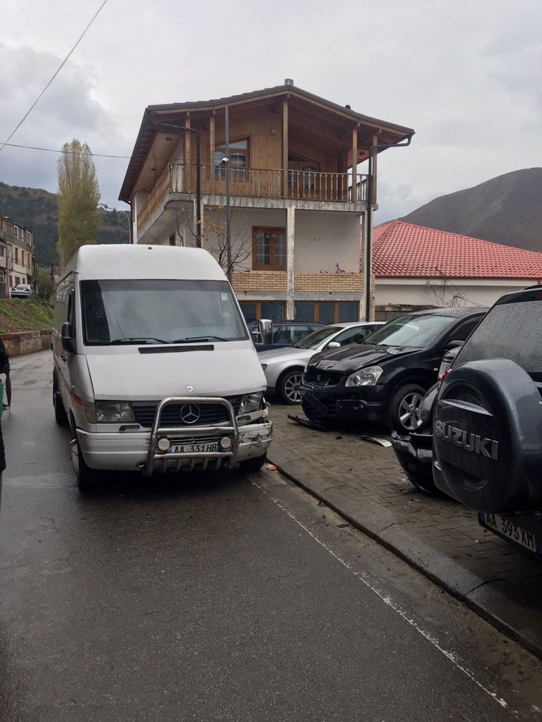 Foto/ Përplasje e katërfishtë në lagjen “Gjeologu” në Bulqizë