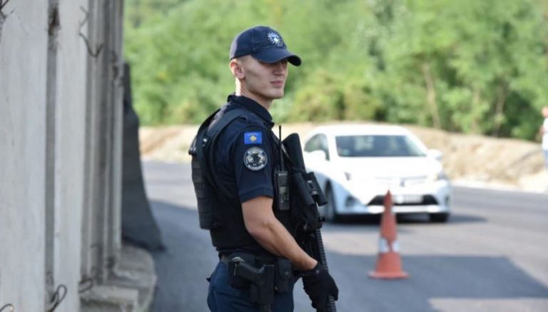 Tensioni në veri të Kosovës, digjet një tjetër automjet me targa RKS në Zveçan