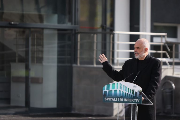 Rama premtim mjekëve: Brenda mandatit synojnë t’ua rrisim 100% rrogën