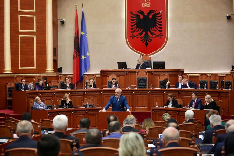 Edi Rama deputetëve të opozitës: “Sulmoni si llazore investitorët”