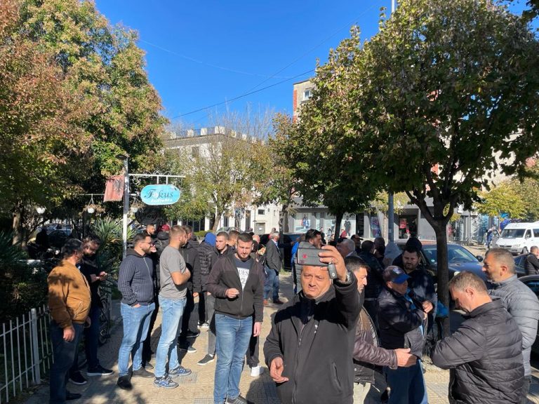 Protestës kombëtare po i bashkohen mijëra qytetarë nga e gjithë Shqipëria