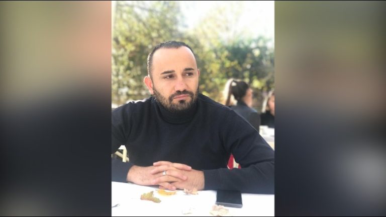 Dhunohet gazetari Adriatik Doçi, një person e qëllon me grusht në Kamzë