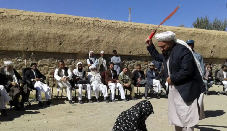 Fajtorë për “krime morale”, rrihen publikisht me kamxhik 12 persona në Afganistan, mes tyre 3 gra