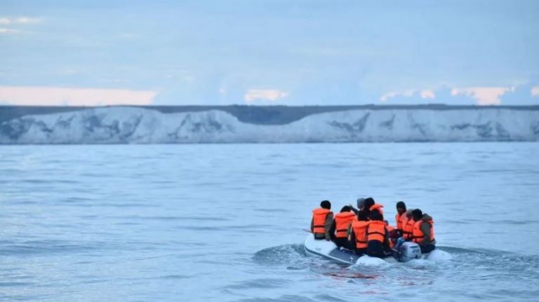 “Udhëtimi me gomone ishte ferr”/ Analiza e medias britanike: Shqipëria, shtet i dështuar që drejtohet nga qeveri e korruptuar