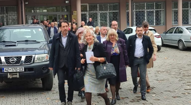 Si po zëvendësohen serbët e dorëhequr nga institucionet e Kosovës?