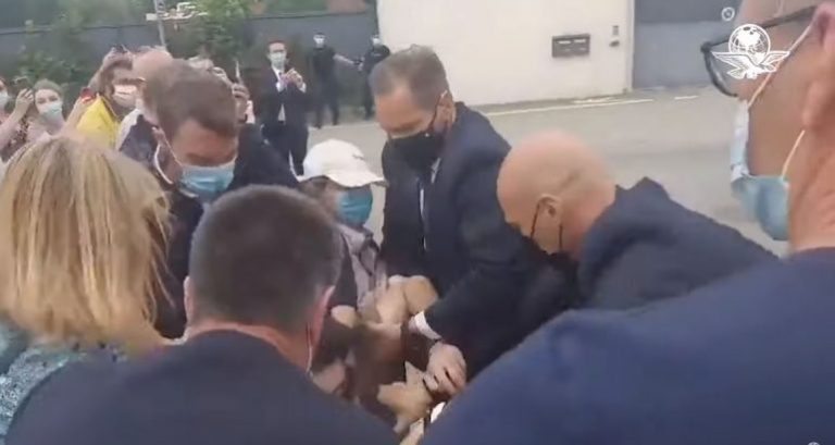 Macron përfshihet në një tjetër incident, pasi u qëllua me vezë, këtë herë goditet me…