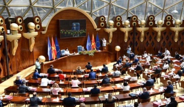 Kuvendi maqedonas ndalon themelimin e shoqatave dhe të partive që nxisin urrejtje