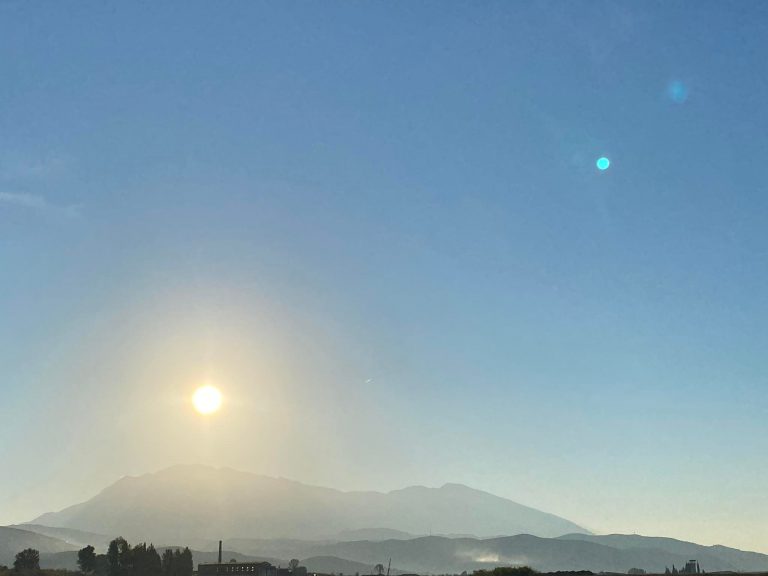 Vijojnë temperaturat e larta, si do të jetë moti gjatë ditës së sotme