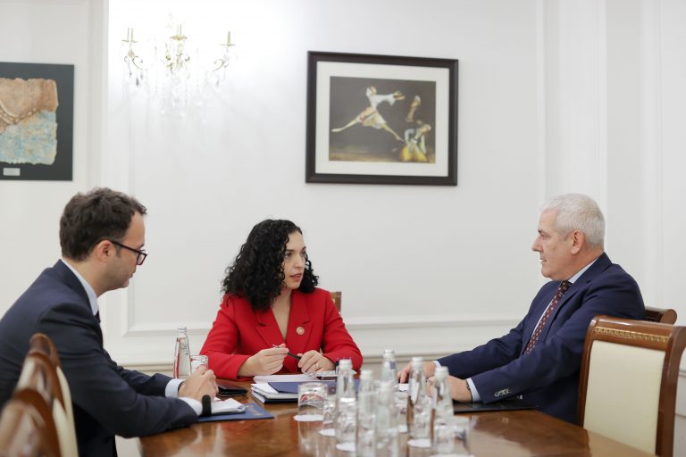 Tensionet në Veri të Kosovës, Presidentja Osmani takohet me ministrin e Brendshëm