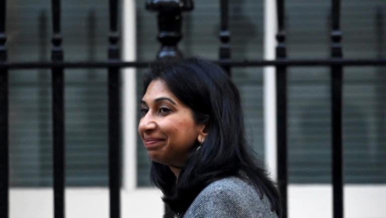 “Duhet përshpejtuar largimi i shqiptarëve”, Sekretarja e brendshme britanike: Vendi përballë një “pushtimi” nga azilkërkuesit