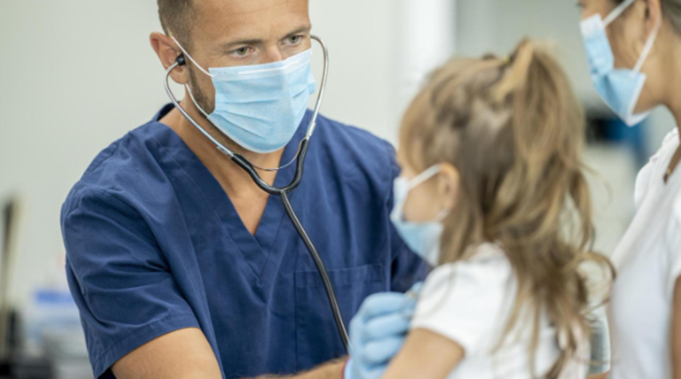 Ekspertët kanë frikë se një infeksion i tretë i quajtur RSV mund të bashkohet me Covid-in dhe gripin