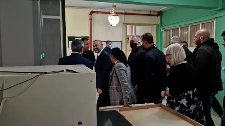 Ministri Ulsi Manja vizitë në Koridhalo, diskuton për situatën e shqiptarëve në burgjet greke