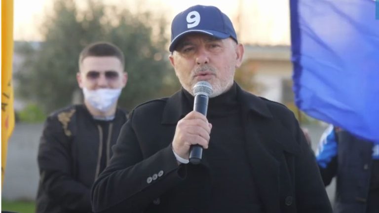 Petrit Doda dorëzon formularin e vetëdeklarimit në KQZ