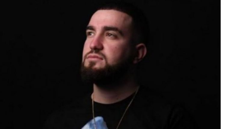 Plot dhimbje, reperi i njohur njofton humbjen e nënës së tij “Shpresoj të kesh qenë krenare për mua”