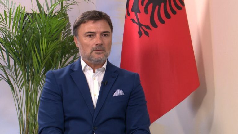 Enklejed Alibeaj uron me vargjet e Fishtës: Porsi fleta e Ejllit t’ Zotit, Po rrehë Flamuri i Shqypnis