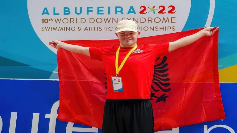 Gersi Troka, djali me sindromën down renditet në dhjetëshen si notari më i mirë në botë